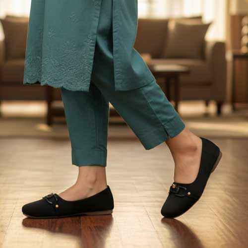 wisaal.co - Premium Black Chain Detail Ballet Flats - Elegant Flat Collection