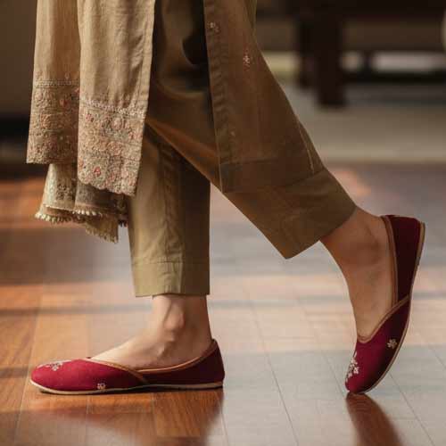 Ruby Embroidered Khussa - Royal Pakistani Wedding Shoes - wisaal.co