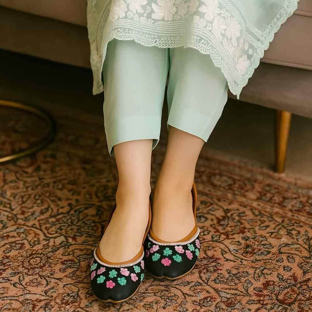 Black Floral Embroidered Khussa - wisaal.co
